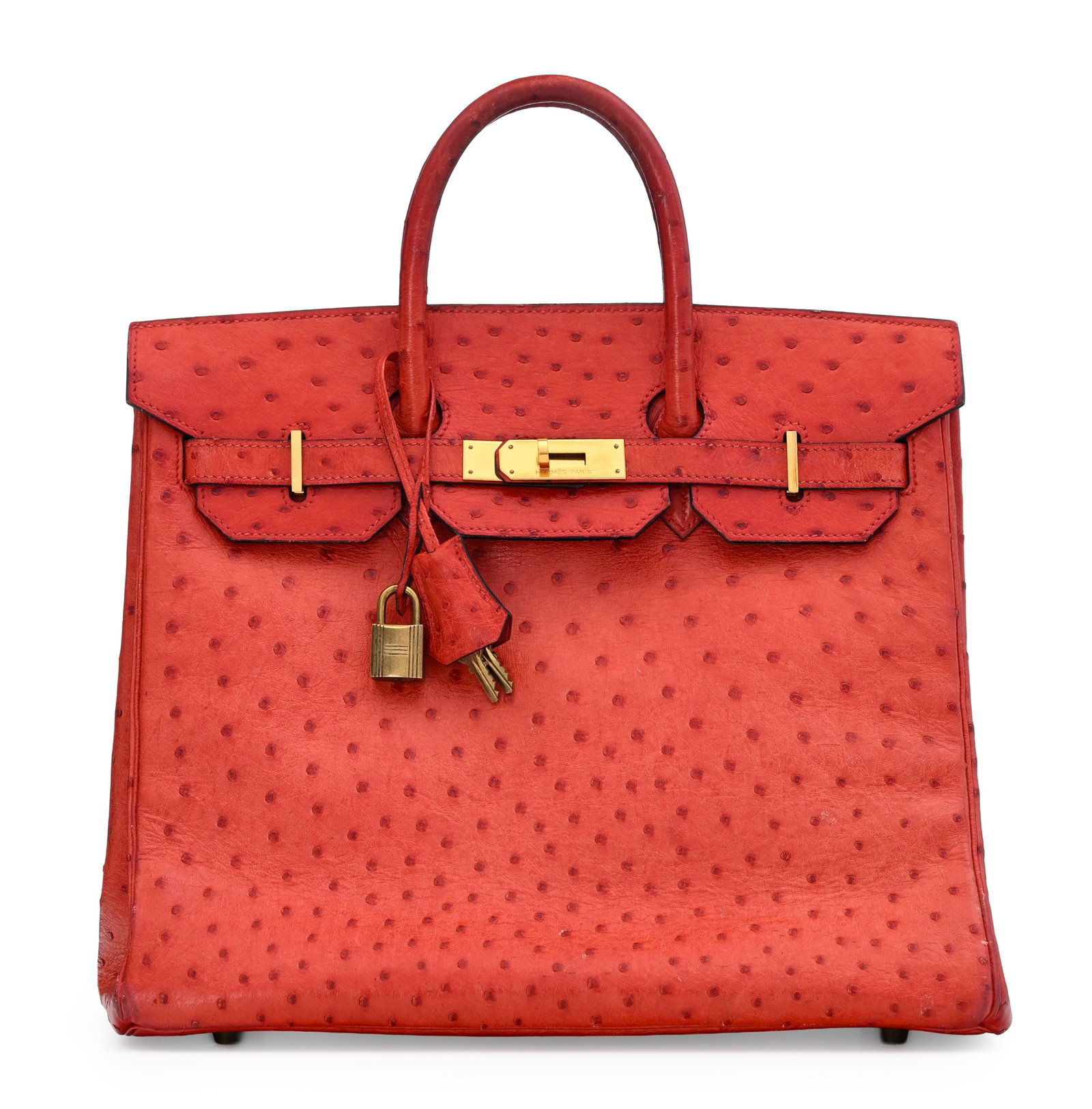 Hermès, sac HAC 32 haut à courroie en cuir d’autruche rouge, année 1988, boucle: Hermès, sac HAC 32 haut à courroie en cuir d’autruche rouge, année 1988, bouclerie plaquée or, tirette et clochette avec 2 clefs et cadenas, housse, 30x32 cm Condition Bon