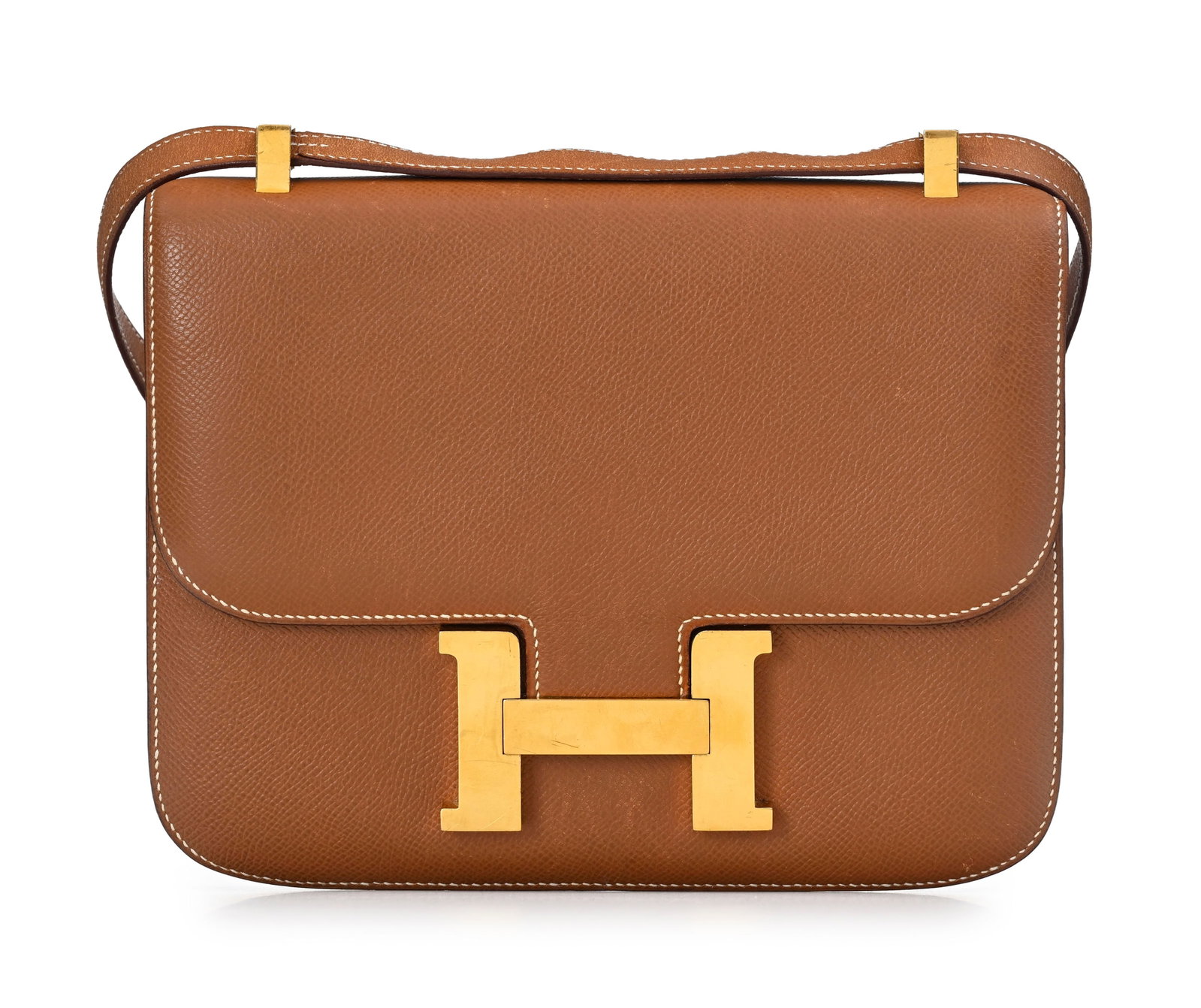 Hermès, sac Constance 23 en cuir Epsom Gold, année 1995, piqué sellier blanc, boucler: Hermès, sac Constance 23 en cuir Epsom Gold, année 1995, piqué sellier blanc, bouclerie plaquée or, bandoulière porté épaule, housse, 17,5x23 cm Condition Bon