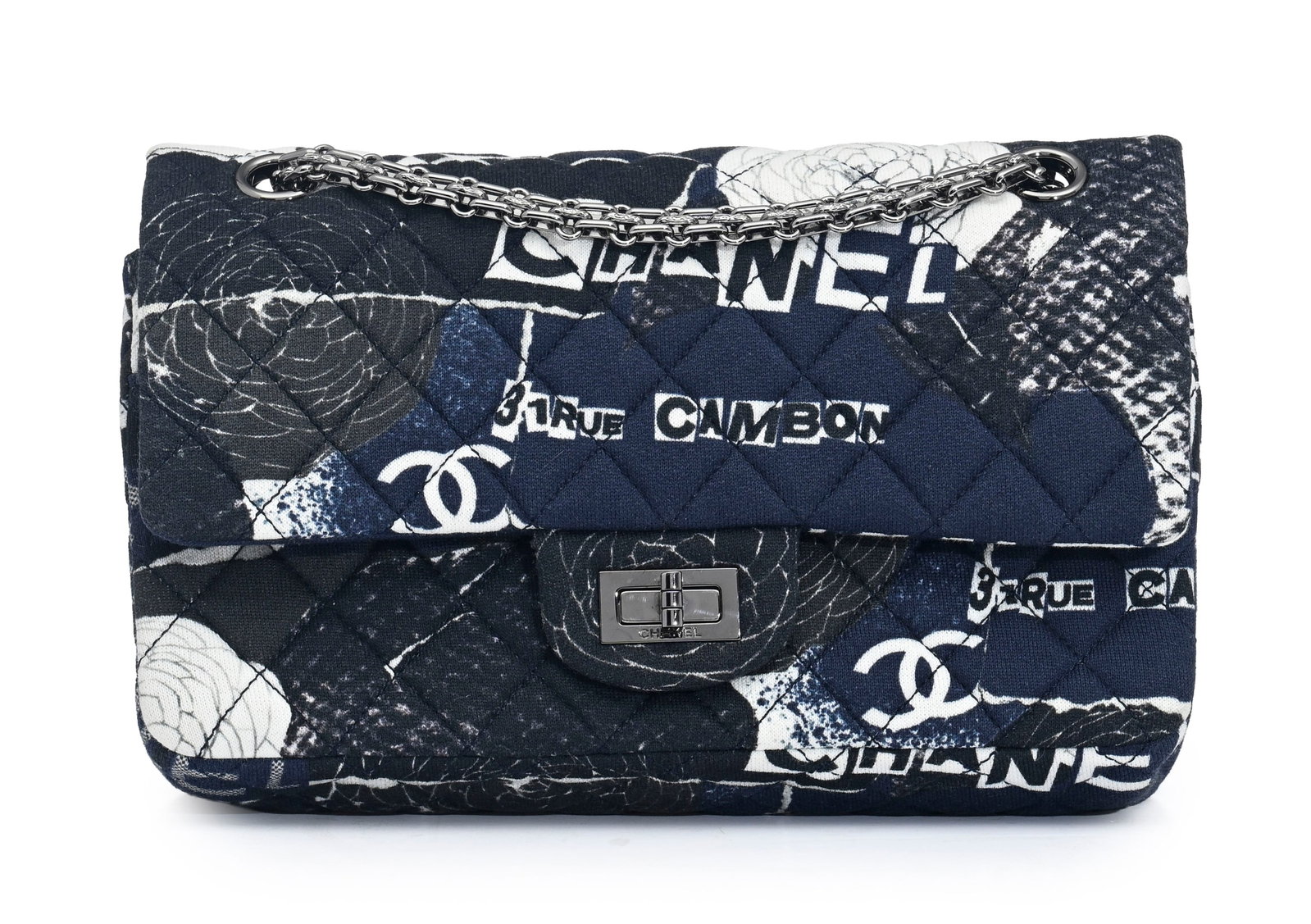 Chanel, sac 2.55 Reissue Graffiti, année 2019, édition limitée en jersey imprimé: Chanel, sac 2.55 Reissue Graffiti, année 2019, édition limitée en jersey imprimé, carte d’authenticité, housse, 15x24 cm Condition Très bon état de