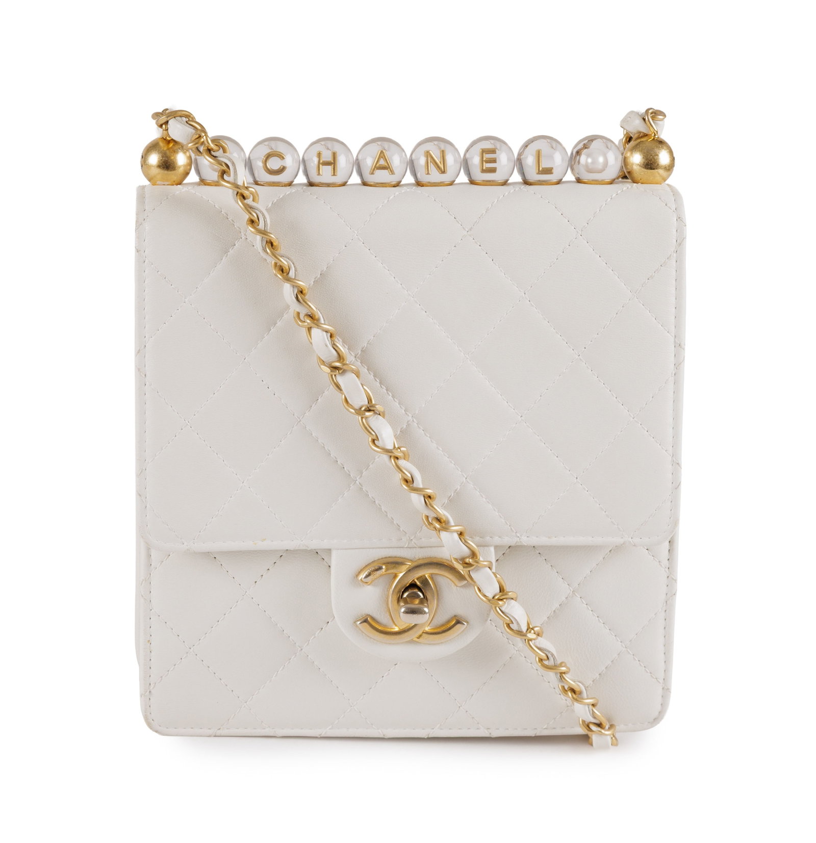 Chanel, sac Chic Pearls en cuir blanc matelassé, année 2020, édition limitée Kar (1 of 4)