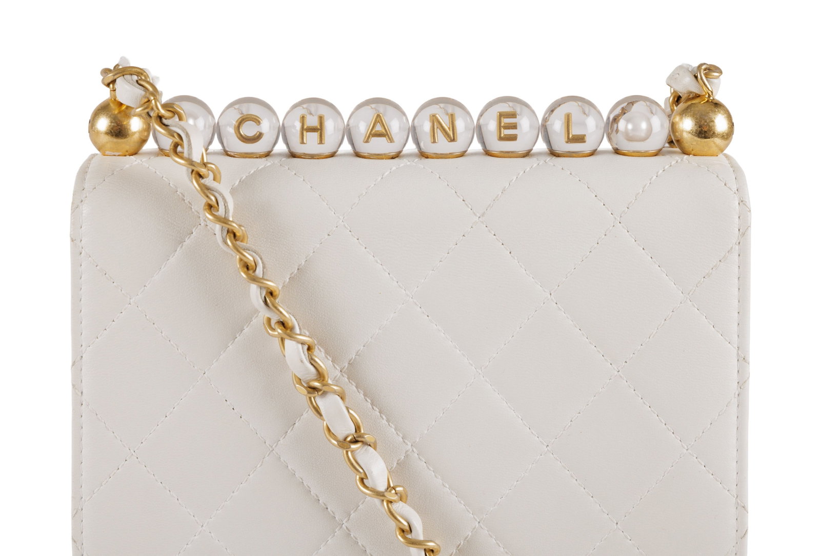 Chanel, sac Chic Pearls en cuir blanc matelassé, année 2020, édition limitée Kar - 2