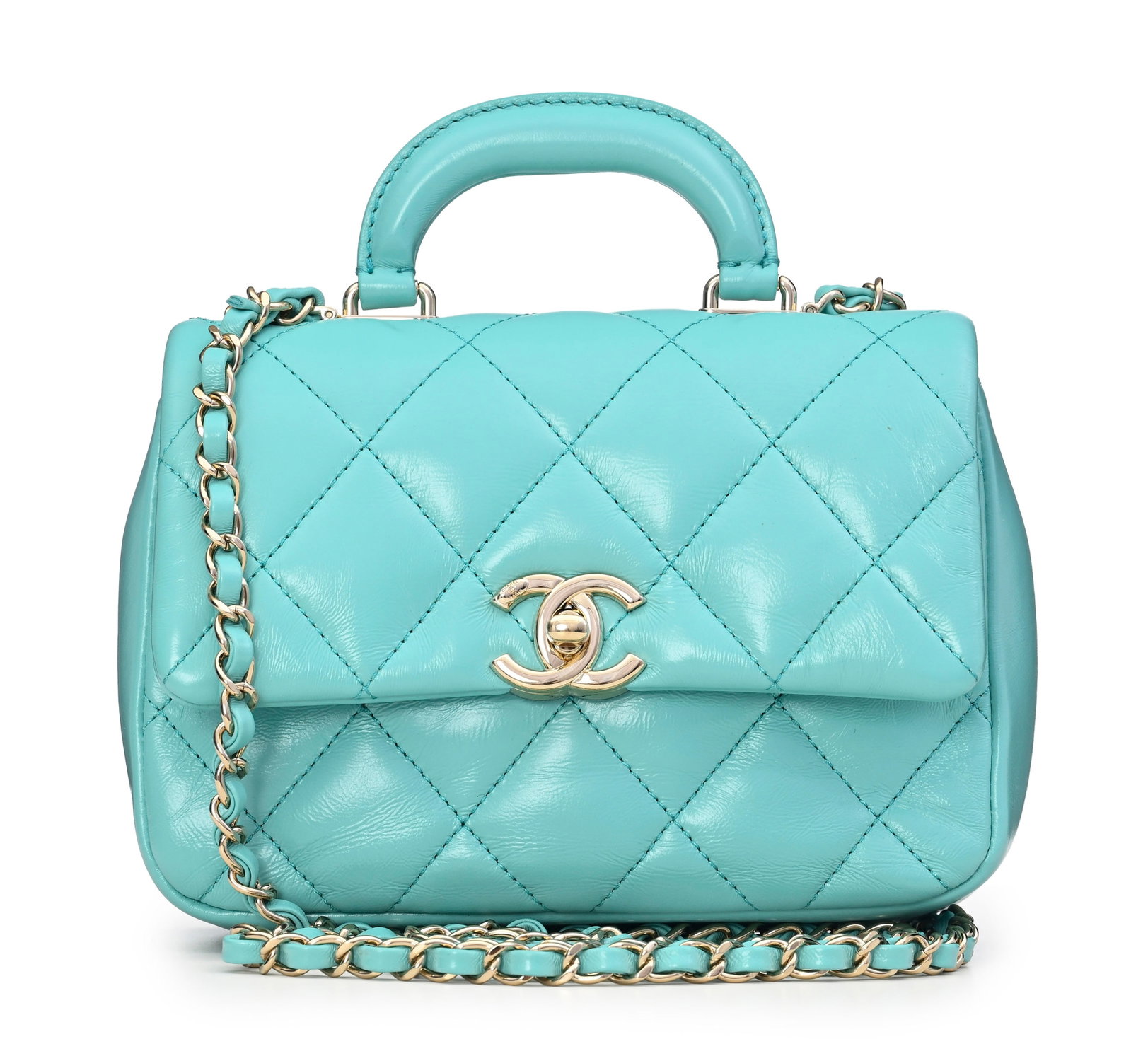 Chanel, sac à rabat Mini Coco Trip en cuir d'agneau turquoise brillant, année 2024, poign&: Chanel, sac à rabat Mini Coco Trip en cuir d'agneau turquoise brillant, année 2024, poignée sur le dessus, bandoulière à chaînette et cuir entrelacé, housse, 14x18 c