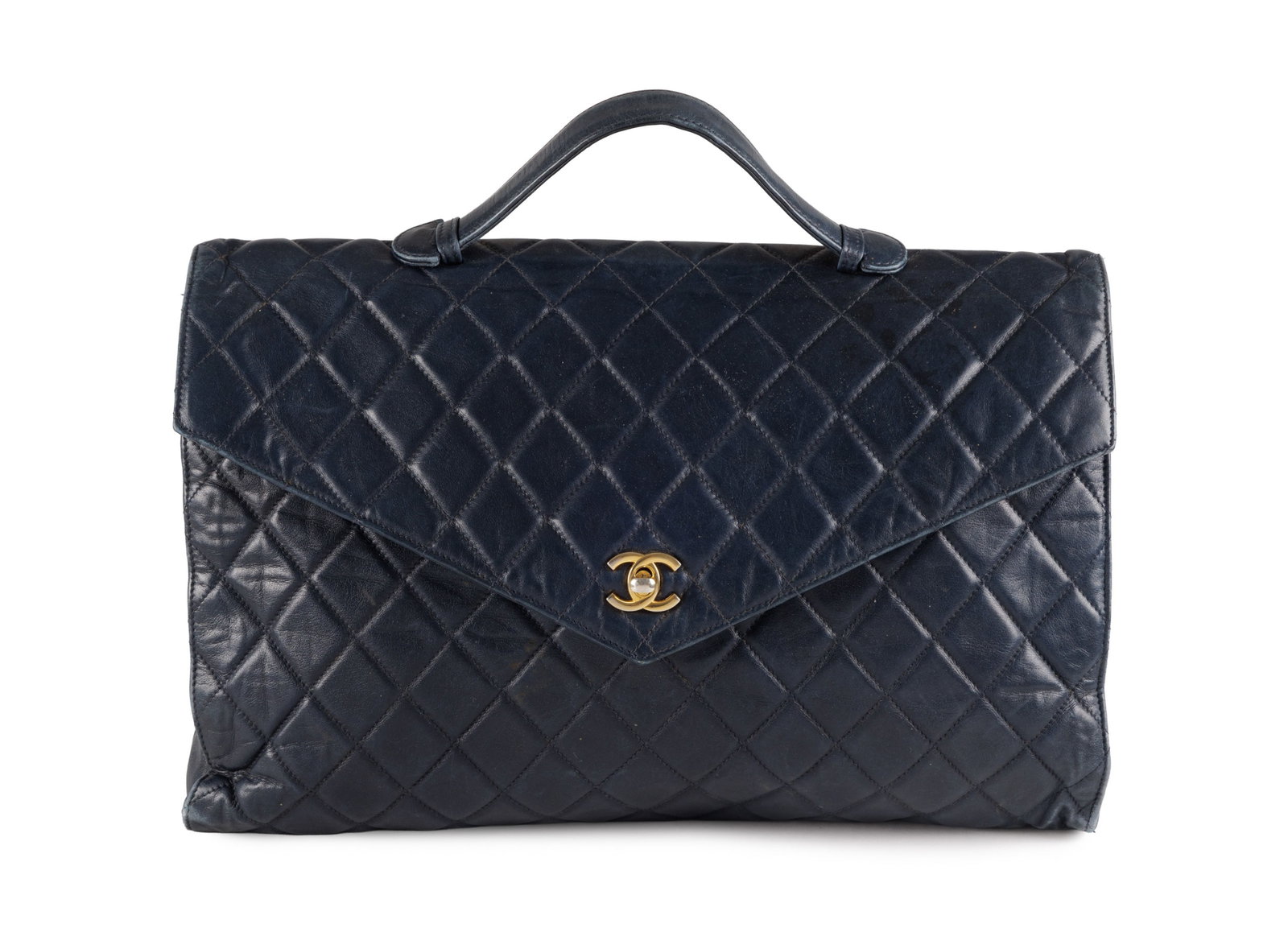 Chanel, porte documents vintage en cuir bleu matelassé, rabat enveloppe, poignée sur le de: Chanel, porte documents vintage en cuir bleu matelassé, rabat enveloppe, poignée sur le dessus, 25x38 cm Condition Mauvais état de conservation - très vintage - à remettre en
