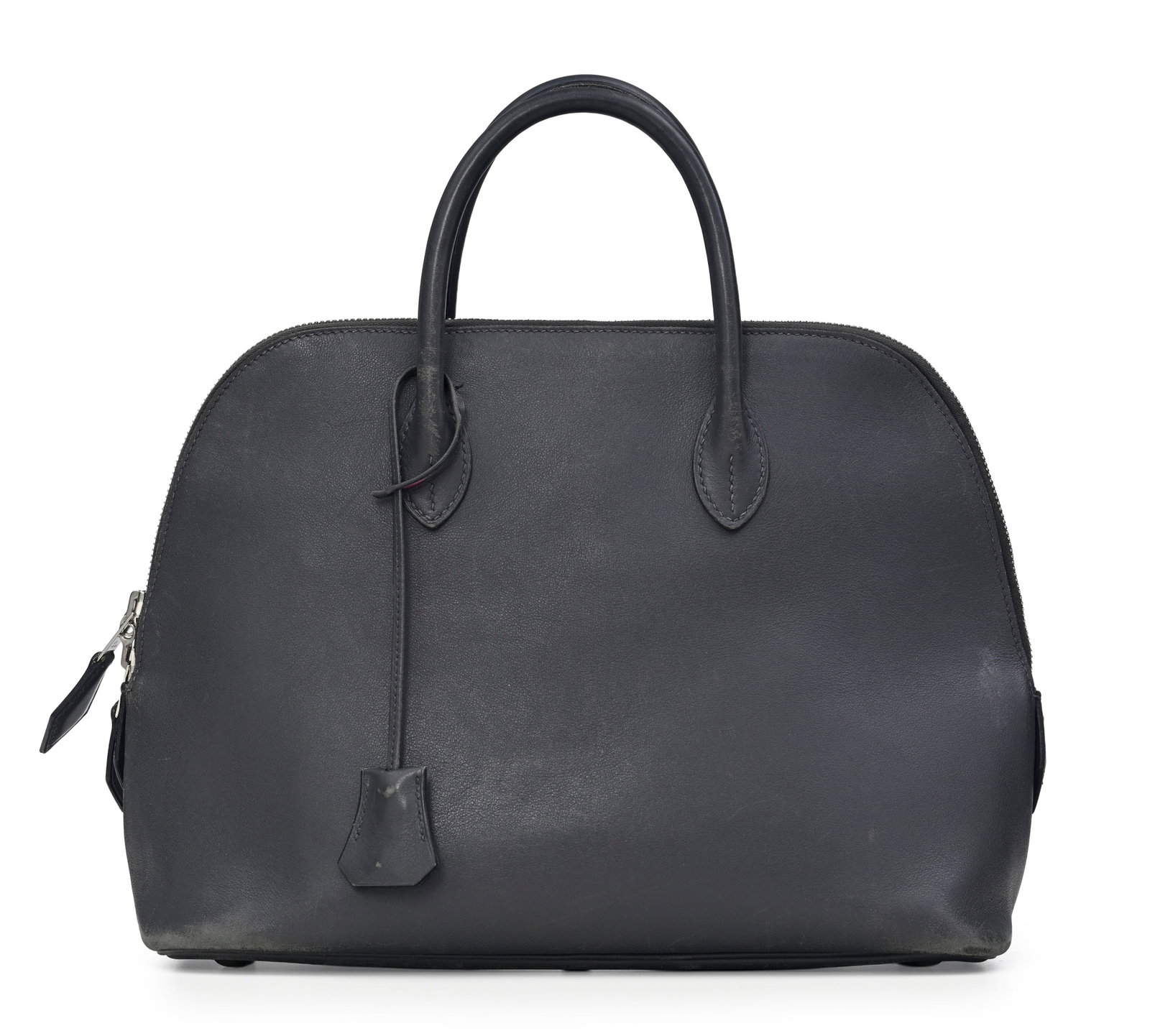 Hermès, sac Bolide 31 en cuir lisse gris, année 2007, tirette et clochette avec 2 clefs - : Hermès, sac Bolide 31 en cuir lisse gris, année 2007, tirette et clochette avec 2 clefs - sans cadenas, 22x31 cm Condition Moyen état de conservation Fortes usures aux angles Griffures