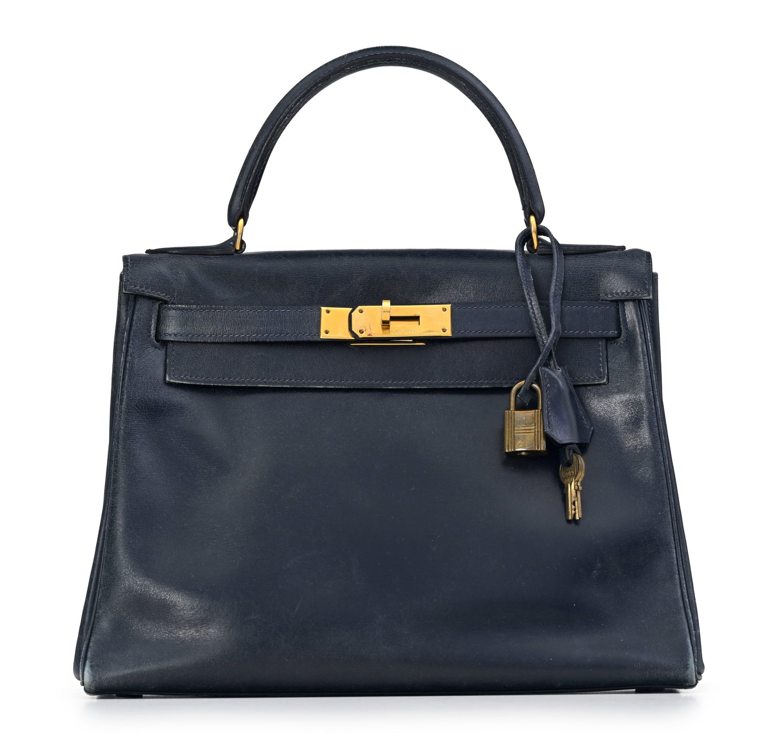 Hermès, sac Kelly 28 retourné en cuir de box bleu marine, année 1977, tirette et cloc: Hermès, sac Kelly 28 retourné en cuir de box bleu marine, année 1977, tirette et clochette avec 2 clefs et cadenas, 21x28 cm Condition Sac vintage - moyen état de conservation