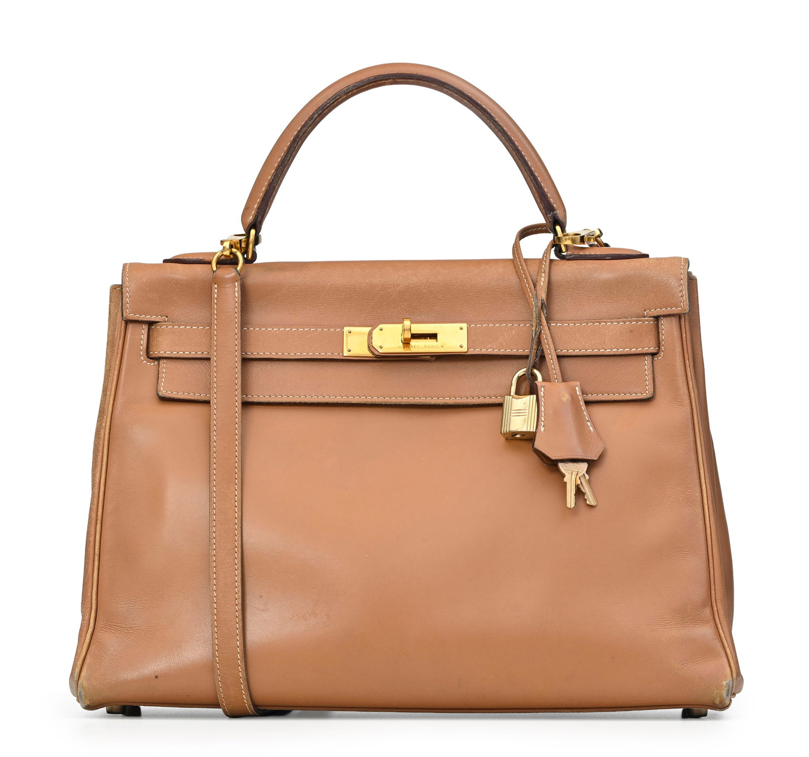 Hermès, sac Kelly 32 retourné en cuir vachette naturel, année 1993, tirette et cloche: Hermès, sac Kelly 32 retourné en cuir vachette naturel, année 1993, tirette et clochette avec 2 clefs et cadenas, bandoulière, 22x32 cm Condition Moyen état de conservation