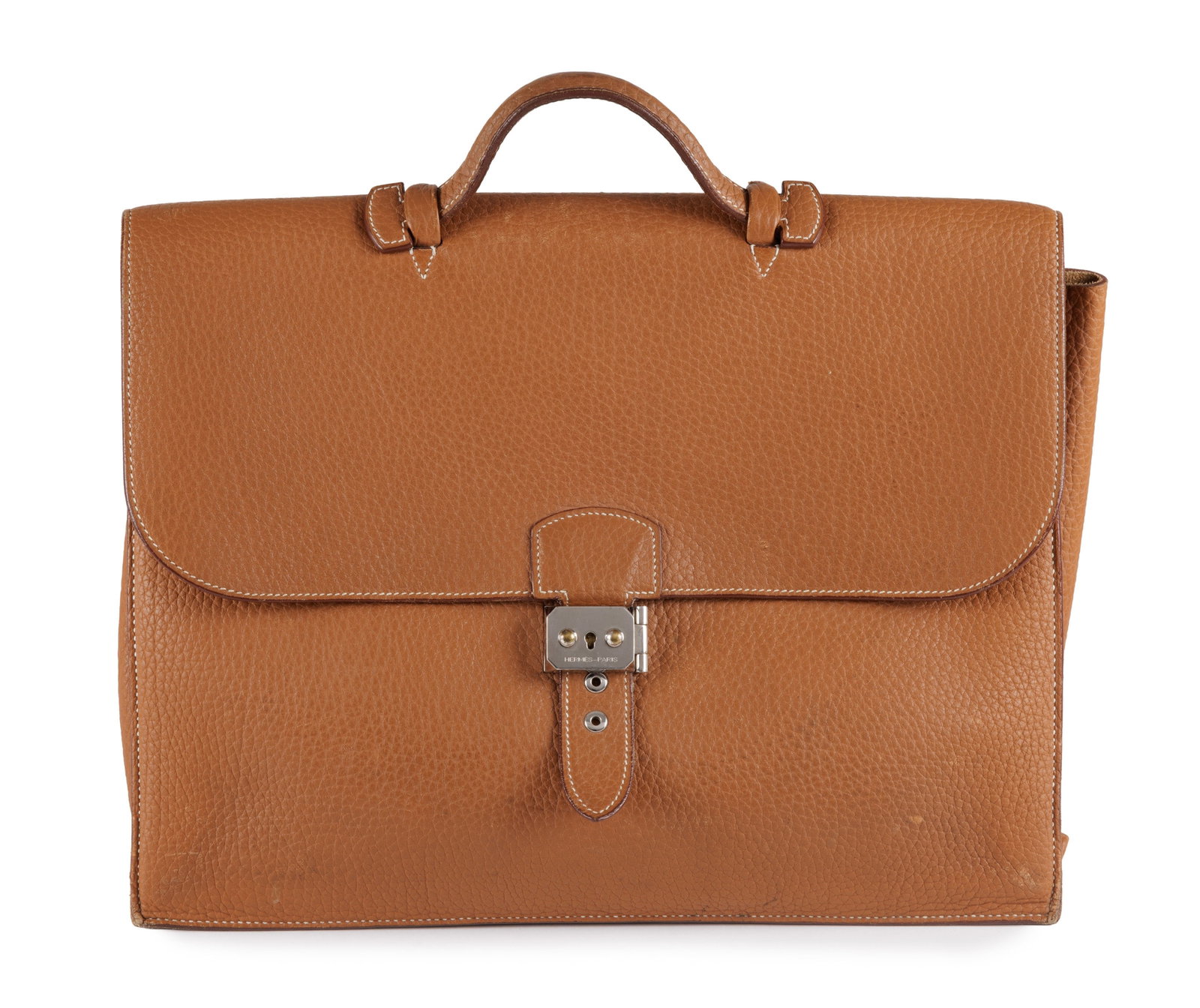 Hermès, sac à dépêches en cuir Clémence Taurillon Gold, année 2007, &#: Hermès, sac à dépêches en cuir Clémence Taurillon Gold, année 2007, à deux soufflets, housse, 30x38 cm Condition Fortes usures aux angles Quelques