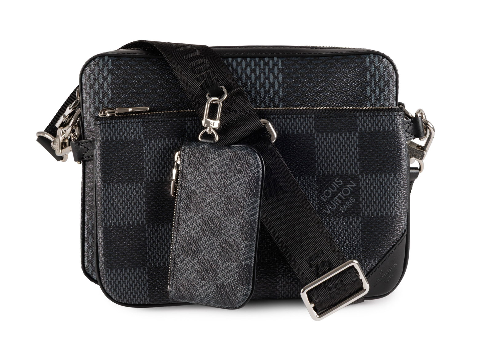 Louis Vuitton, sac Trio Messenger en toile enduit damier graphite, comprenant sac camera, pochette e: Louis Vuitton, sac Trio Messenger en toile enduit damier graphite, comprenant sac camera, pochette et porte clef avec bandoulière, housse et boîte, 18x25, 15x24 et 7x12 cm Condition