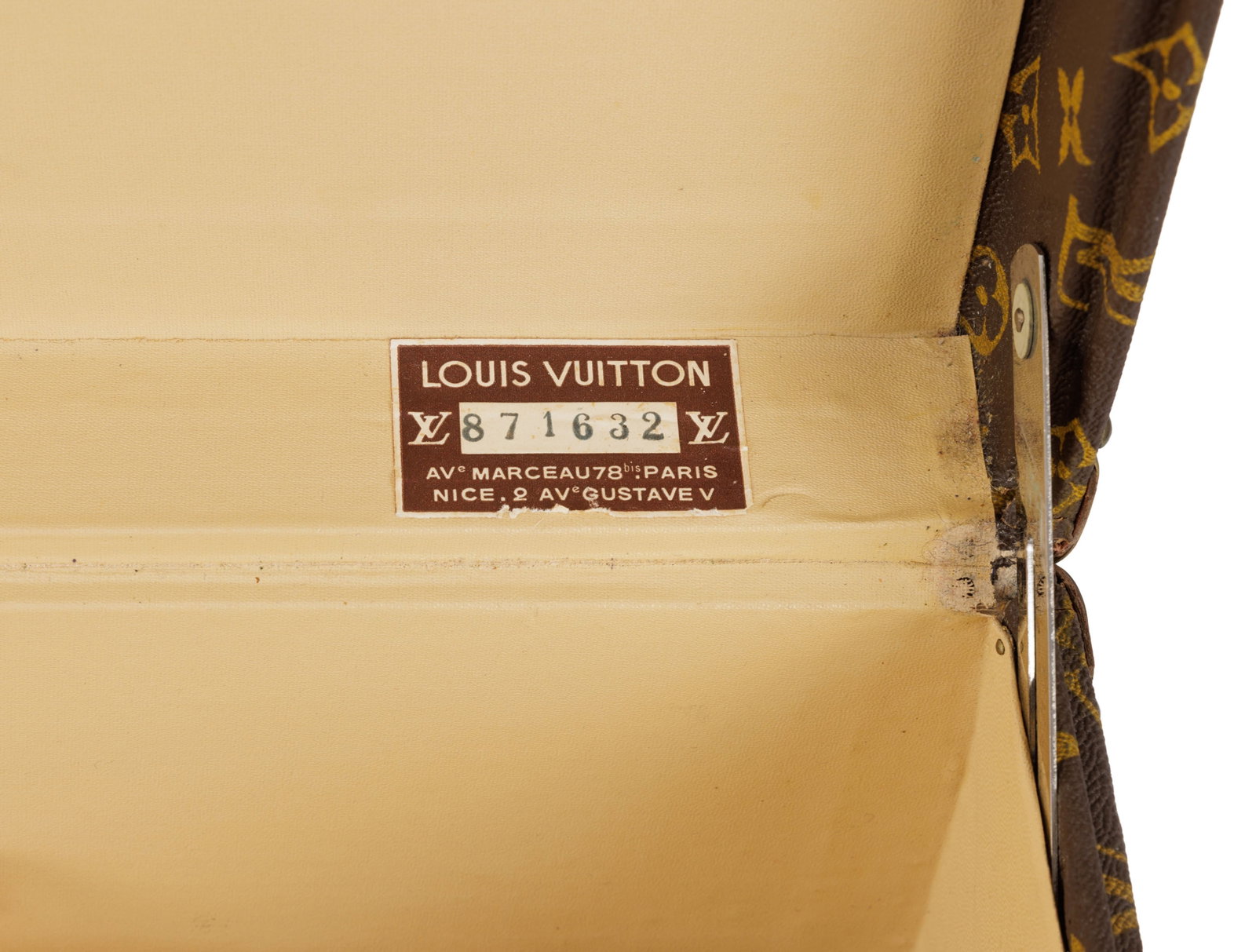 Louis Vuitton, 1 grande valise Bisten et 1 valise Alzer en toile enduite Monogram, cornières en - 13