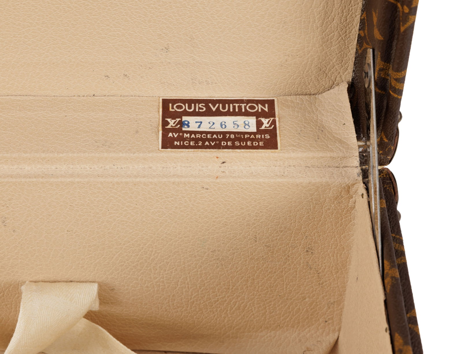 Louis Vuitton, 1 grande valise Bisten et 1 valise Alzer en toile enduite Monogram, cornières en - 14