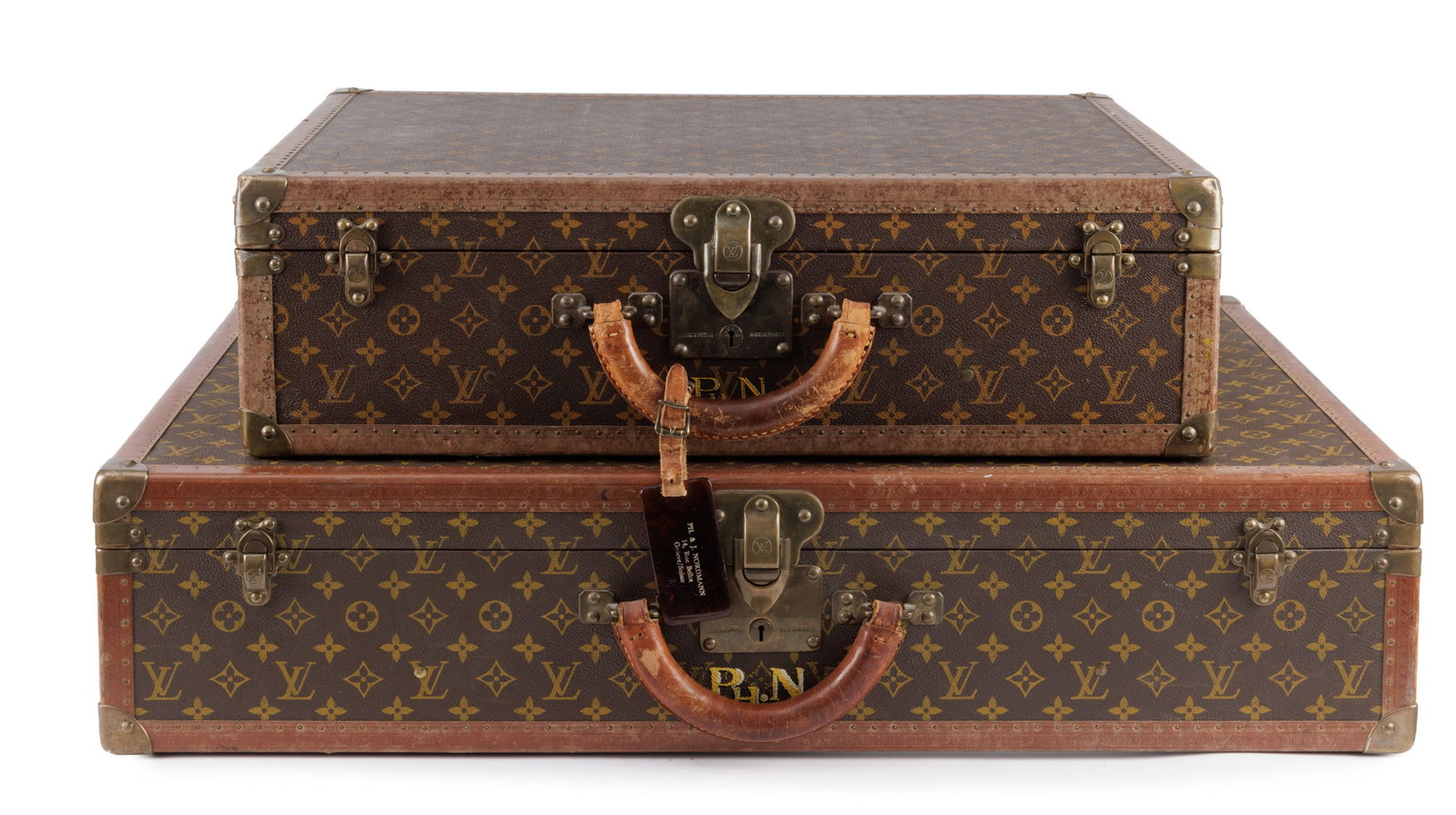Louis Vuitton, 1 grande valise Bisten et 1 valise Alzer en toile enduite Monogram, cornières en: Louis Vuitton, 1 grande valise Bisten et 1 valise Alzer en toile enduite Monogram, cornières en lozine, équerres et serrure en laiton, initailes J.Ph.N, 53x18x80 et 42x17x60 cm Condition