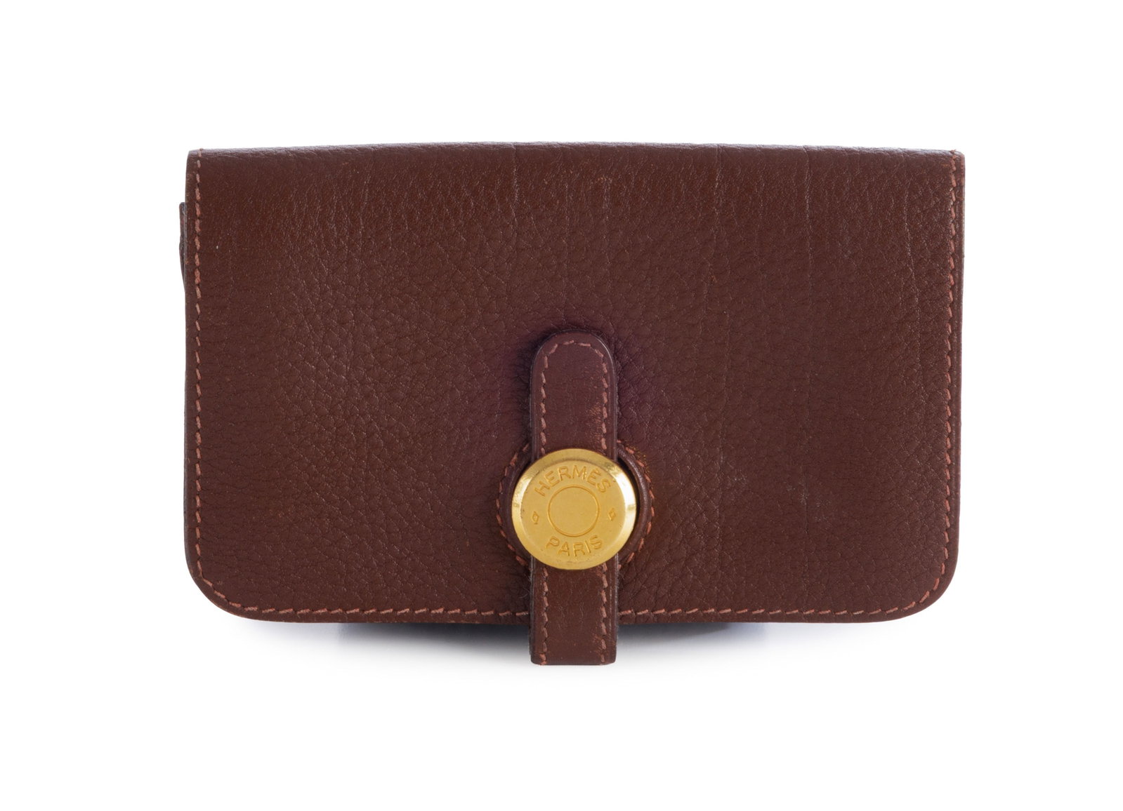 Hermès, Dogon porte clefs ou cartes en cuir grainé marron, année 1998, clous de selle: Hermès, Dogon porte clefs ou cartes en cuir grainé marron, année 1998, clous de selle et chaînette en métal doré, 7x11,5 cm Condition Très bon état de