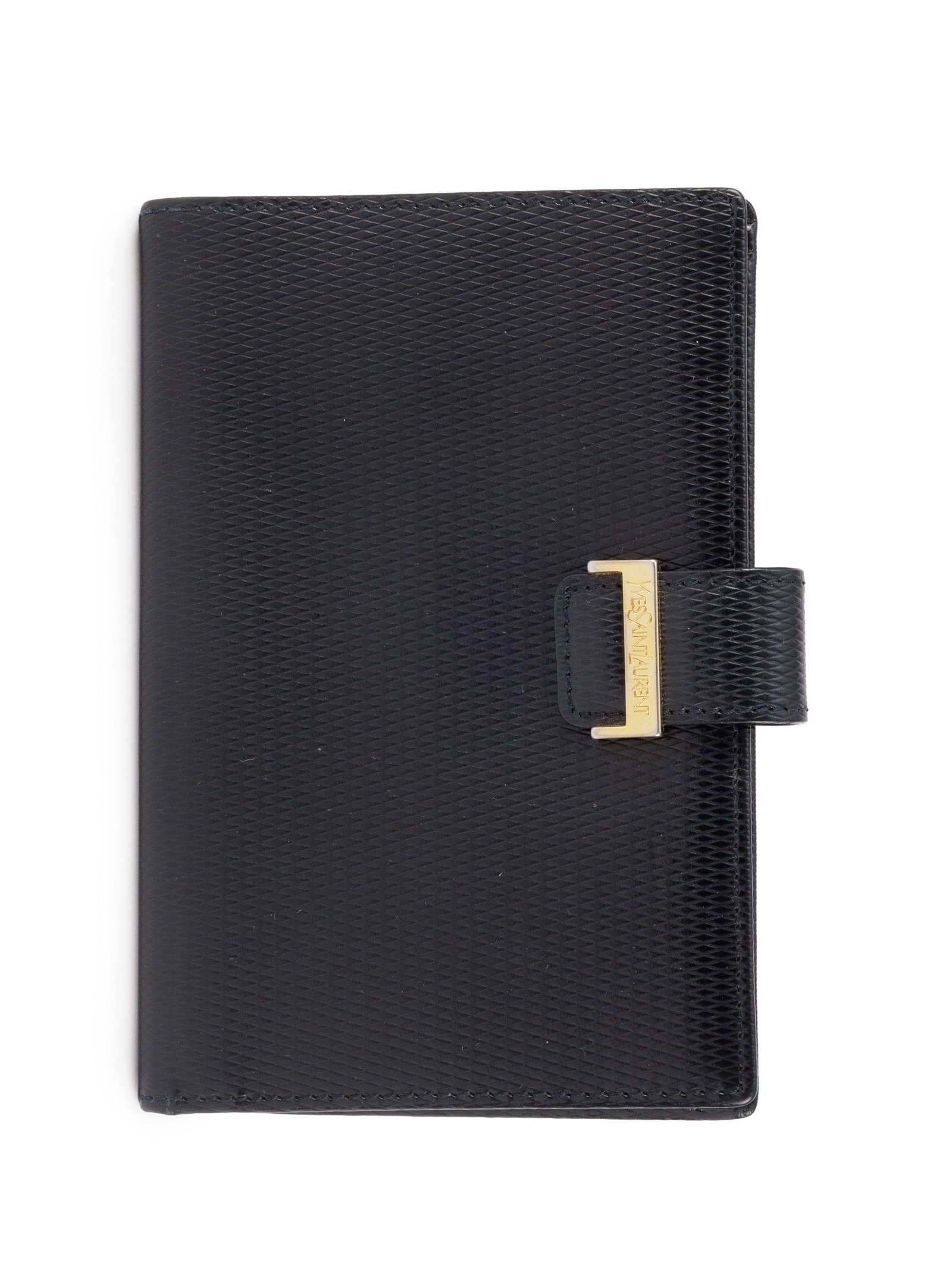 Yves Saint Laurent, porte feuille en cuir noir pressé façon vannerie, avec compartiment ca: Yves Saint Laurent, porte feuille en cuir noir pressé façon vannerie, avec compartiment cartes, 10,5x15,5 cm Condition Très bon état de conservation Usures à la dorure