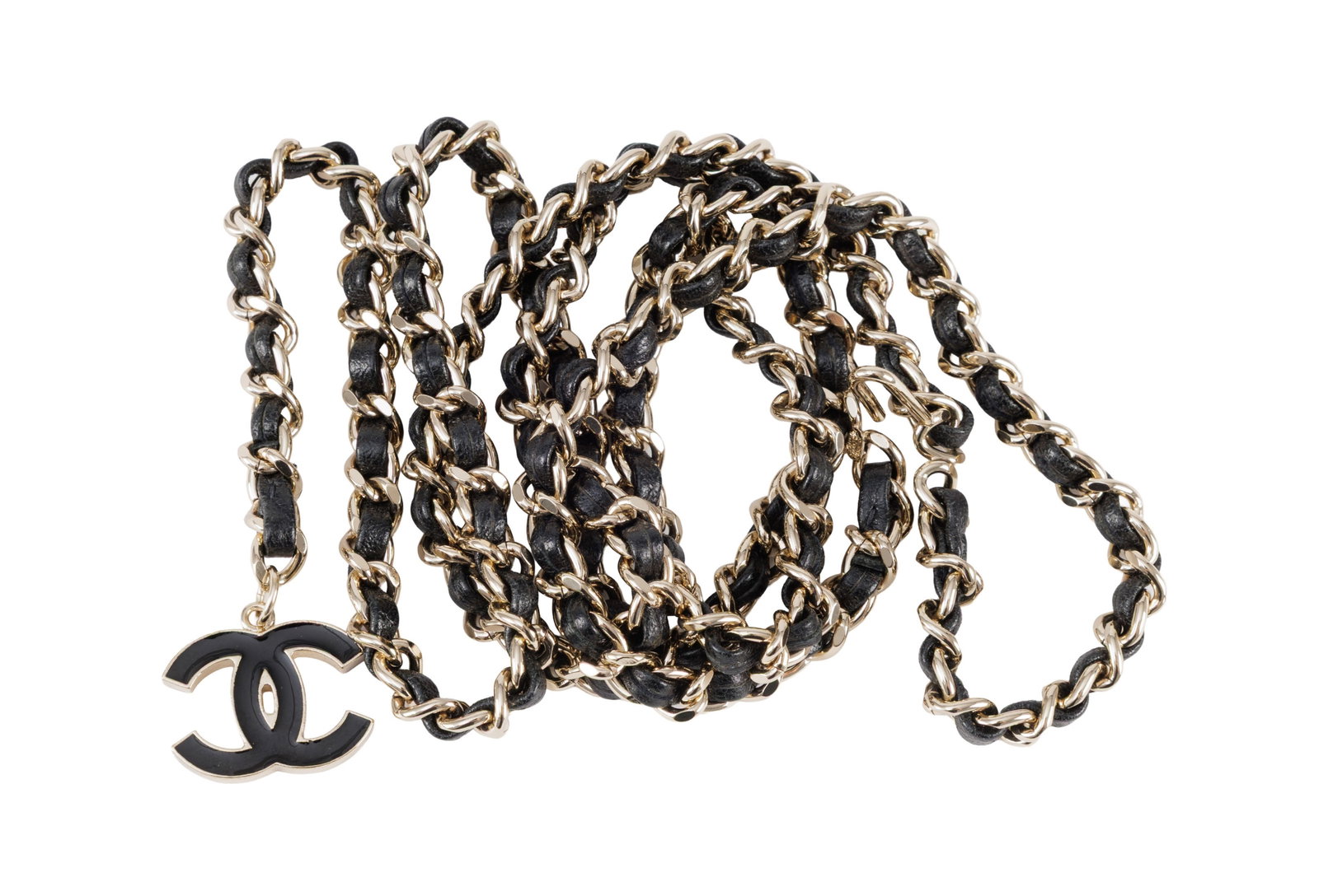 Chanel, ceinture à chaînette en métal argenté et cuir entrelacé, pendent CC: Chanel, ceinture à chaînette en métal argenté et cuir entrelacé, pendent CC en laque noir long. max 90 cm anneau aussi pour 80 cm