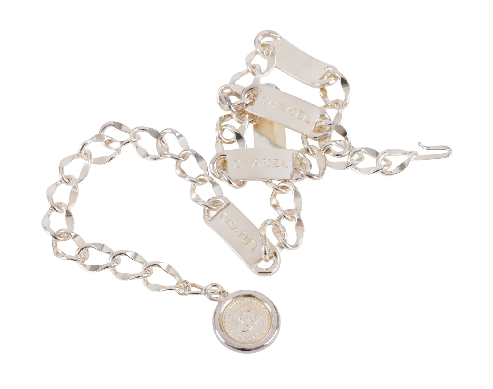 Chanel, ceinture à chaînette en métal de couleur argent, avec plaques 'Chanel' et un  (1 of 2)