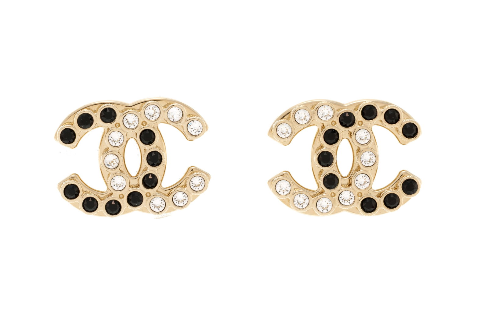 Chanel, paire de clous d’oreilles CC entrelacés en métal émail et strass, bo: Chanel, paire de clous d’oreilles CC entrelacés en métal émail et strass, boîte