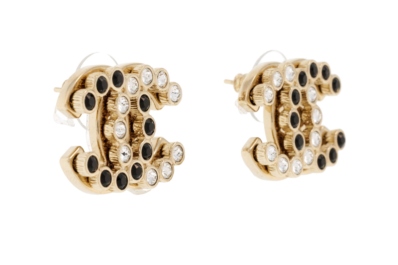 Chanel, paire de clous d’oreilles CC entrelacés en métal émail et strass, bo - 2