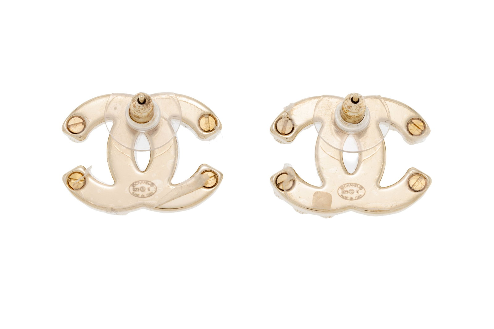 Chanel, paire de clous d’oreilles CC entrelacés en métal émail et strass, bo - 3