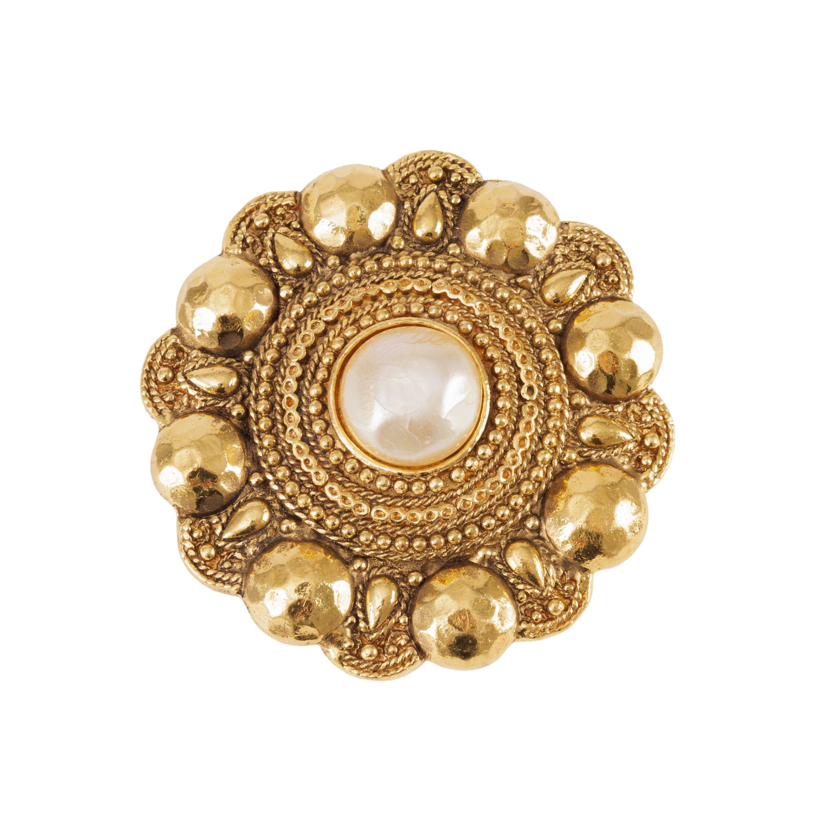 Chanel, broche ronde en métal doré centrée d'une simili perle en cabochon, vintage, d: Chanel, broche ronde en métal doré centrée d'une simili perle en cabochon, vintage, diam. 6 cm