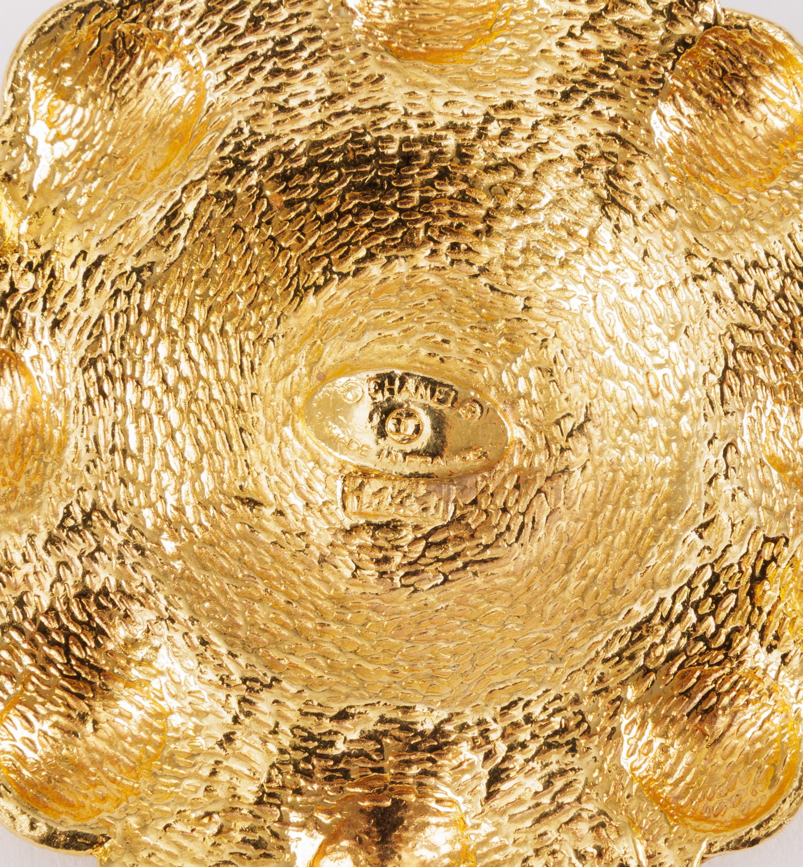 Chanel, broche ronde en métal doré centrée d'une simili perle en cabochon, vintage, d - 3