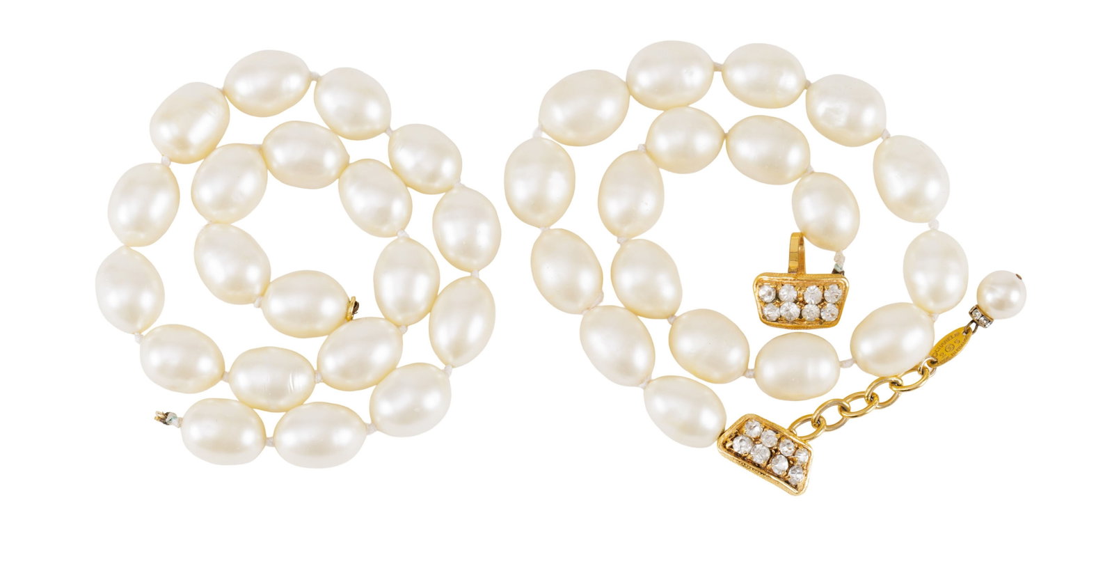 Chanel, collier tour du cou à deux rangs en simili perles et fermoir en métal doré et (1 of 2)