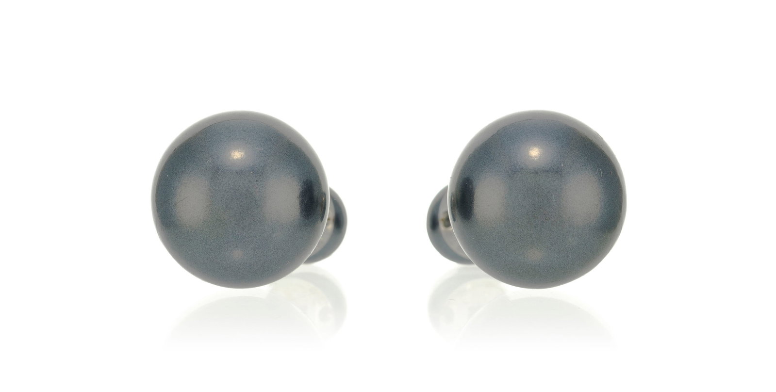 Christian Dior, clous d'oreilles Tribale perles style Tahiti, boîte, h. 3 cm: Christian Dior, clous d'oreilles Tribale perles style Tahiti, boîte, h. 3 cm