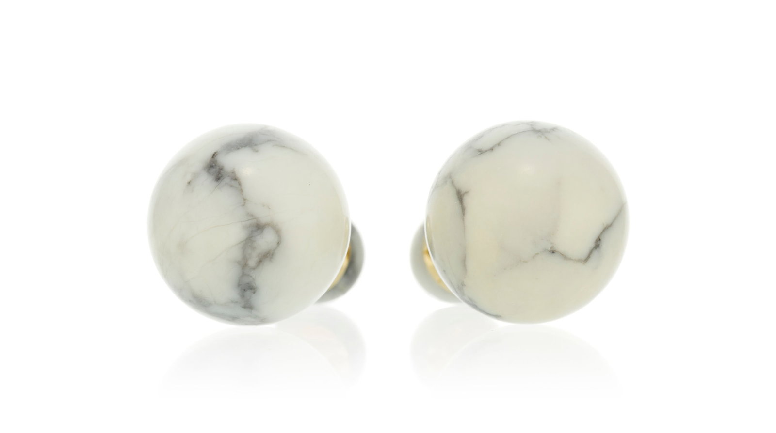 Christian Dior, clous d’oreilles Howlite marbre Mise en Dior Tribale, housse, h. 3 cm: Christian Dior, clous d’oreilles Howlite marbre Mise en Dior Tribale, housse, h. 3 cm