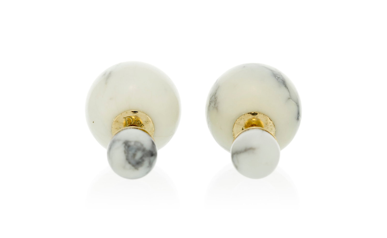 Christian Dior, clous d’oreilles Howlite marbre Mise en Dior Tribale, housse, h. 3 cm - 2