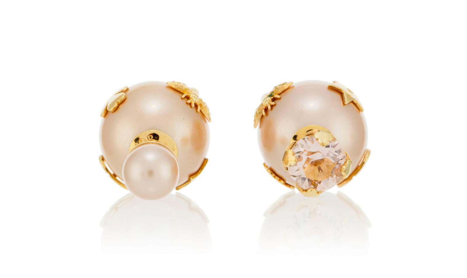 Christian Dior, clous d’oreilles Tribale en simili perles roses et un cristal rose, finitions  - 3