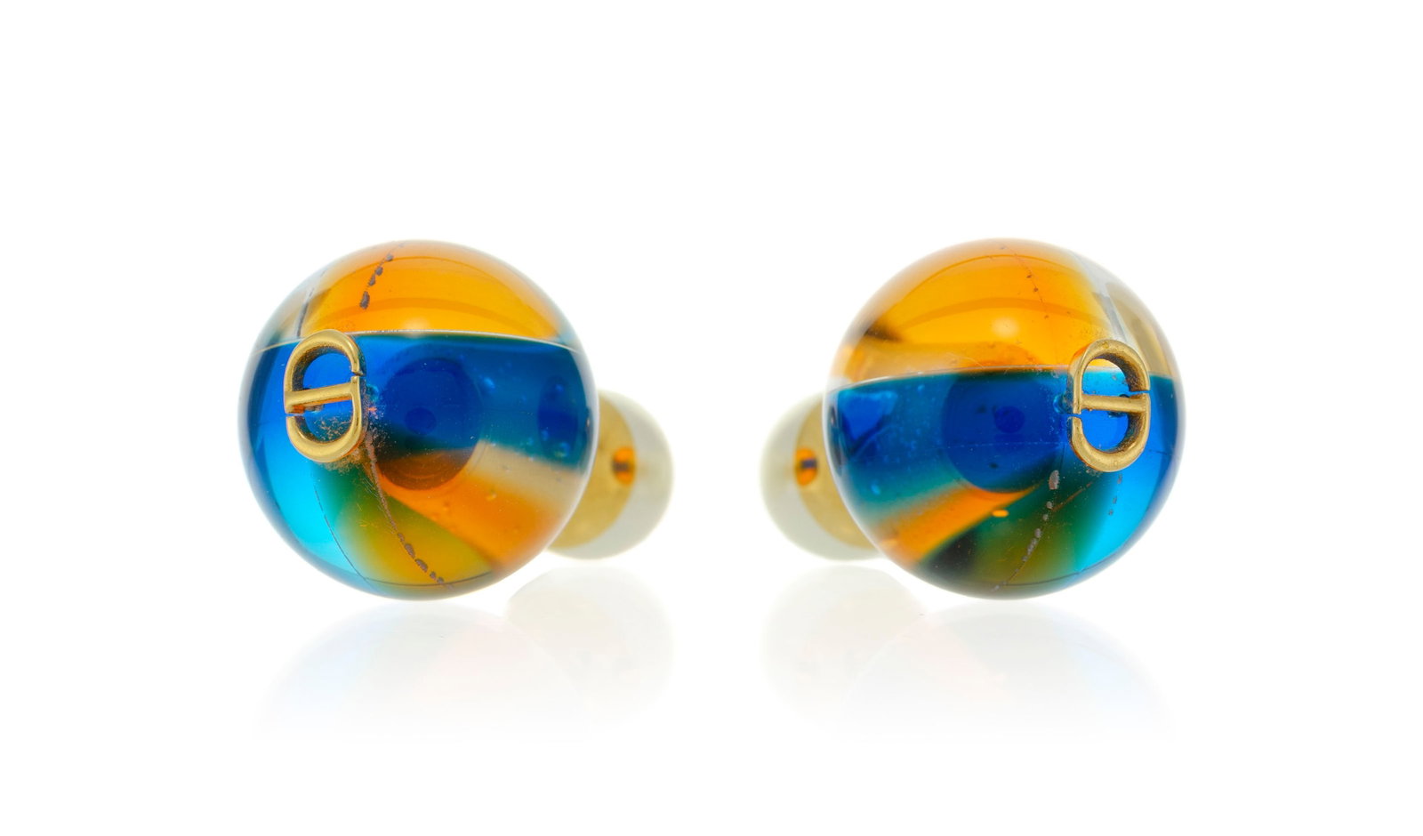 Christian Dior, clous d’oreilles Tribale avec sphères en résine translucide bleu et : Christian Dior, clous d’oreilles Tribale avec sphères en résine translucide bleu et orange, housse, h. 3 cm