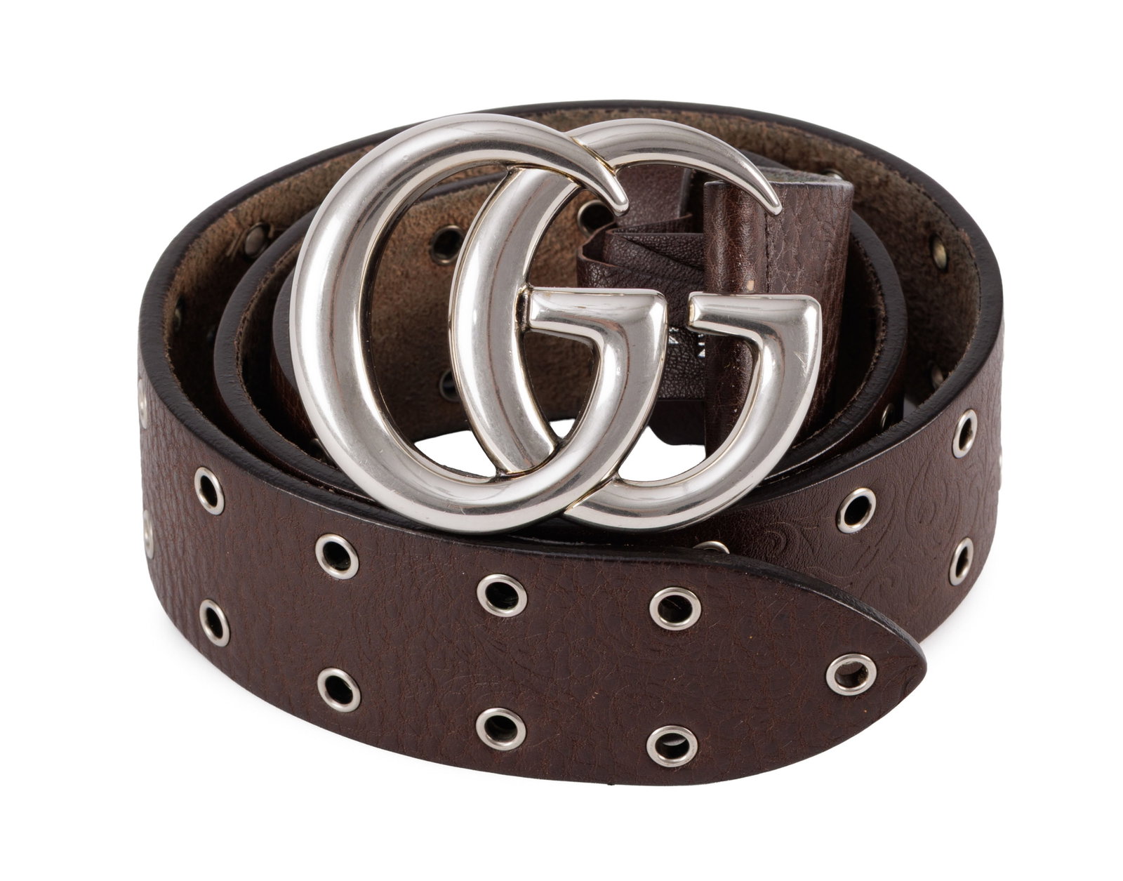 Gucci, ceinture en cuir marron perforée, boucle GG de couleur argent, housse, T 85 cm: Gucci, ceinture en cuir marron perforée, boucle GG de couleur argent, housse, T 85 cm Condition Bon état de conservation Cuir sans marquage d'usure au niveau des trous Transfère de