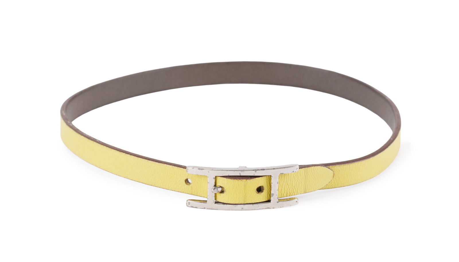 Hermès, bracelet Behapi en cuir gris doublé jaune, double tour, long. 32 cm: Hermès, bracelet Behapi en cuir gris doublé jaune, double tour, long. 32 cm Condition Moyen état de conservation Boucle piquée Traces d'usure au niveau des trous