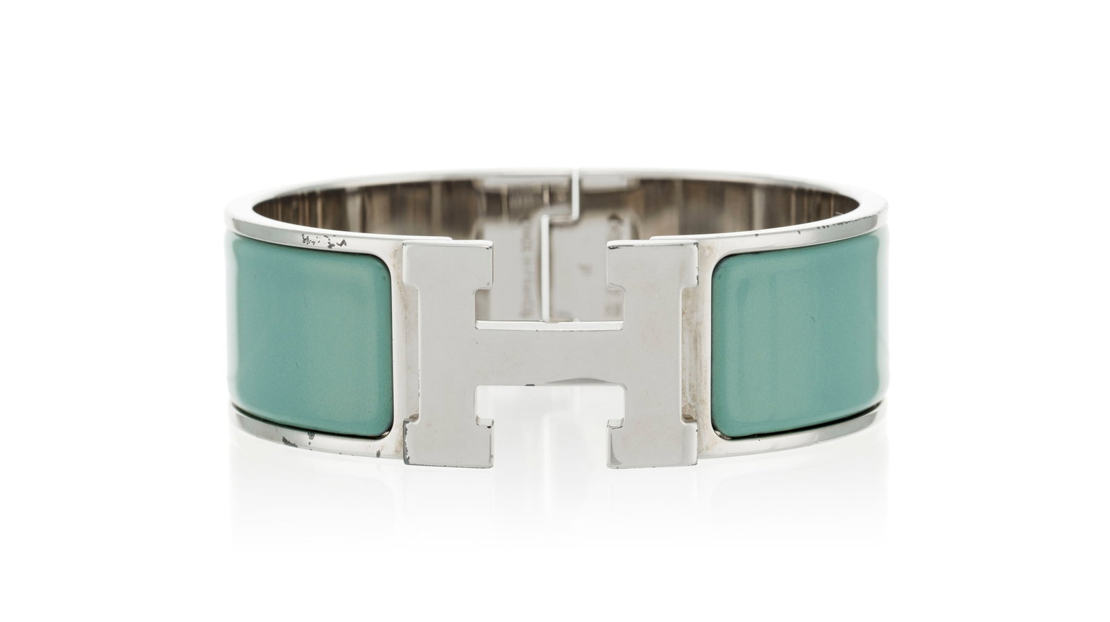Hermès, bracelet Clic Clac H émail turquoise clair avec finition de couleur argent, bo: Hermès, bracelet Clic Clac H émail turquoise clair avec finition de couleur argent, boîte, diam. 6 cm Condition Bon état de conservation Usures aux bords sur la partie