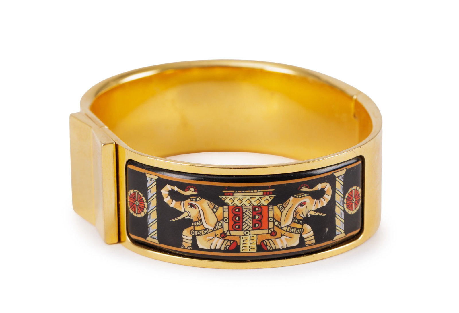 Hermès, bracelet Loquet en métal doré émaillé éléphants avec poch: Hermès, bracelet Loquet en métal doré émaillé éléphants avec pochon, pochette, diam. 6,5 cm Condition Modèle vintage éraflures à la dorure Salissures