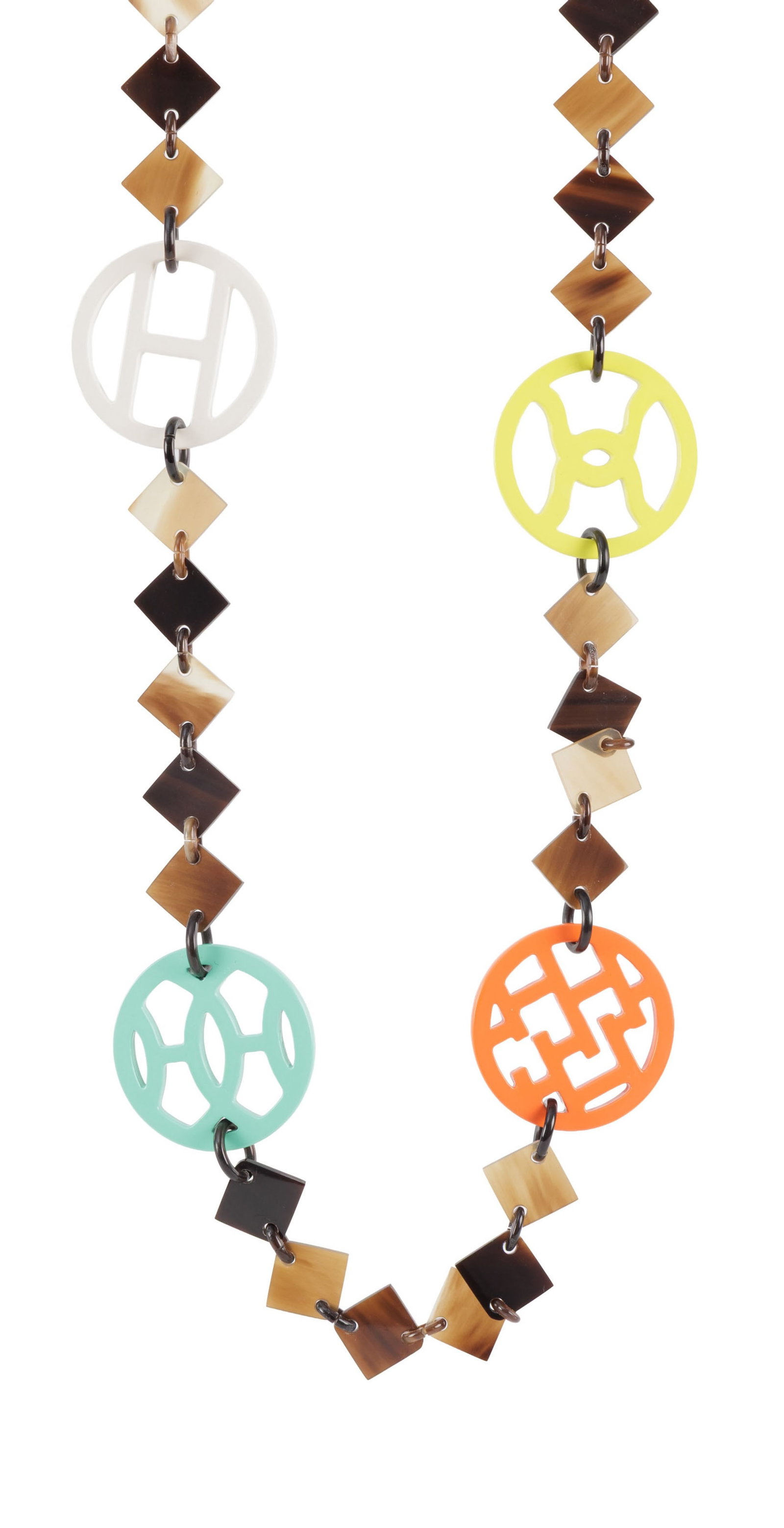 Hermès, collier sautoir Lena en corne avec 4 médaillons en laque blanc, organe, turquoise : Hermès, collier sautoir Lena en corne avec 4 médaillons en laque blanc, organe, turquoise et jaune, boîte