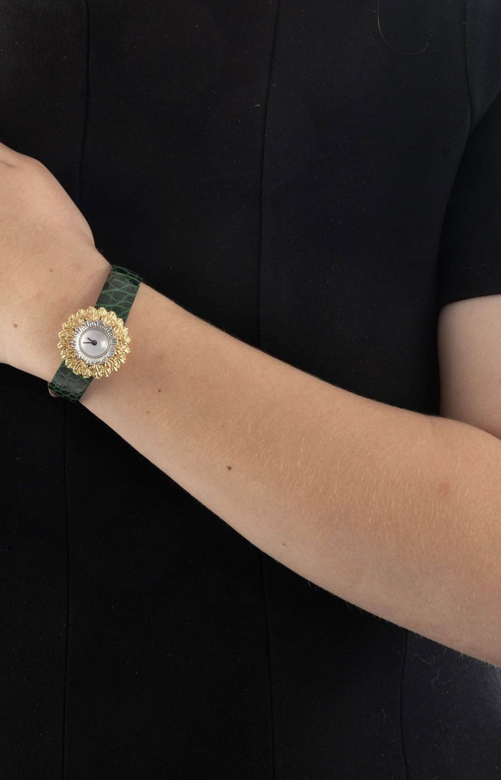 Buccellati, montre 2 ors 750 ornée d'un cadran en nacre Mouvement: cal. ETA E01.701, quartz, 5 - 4