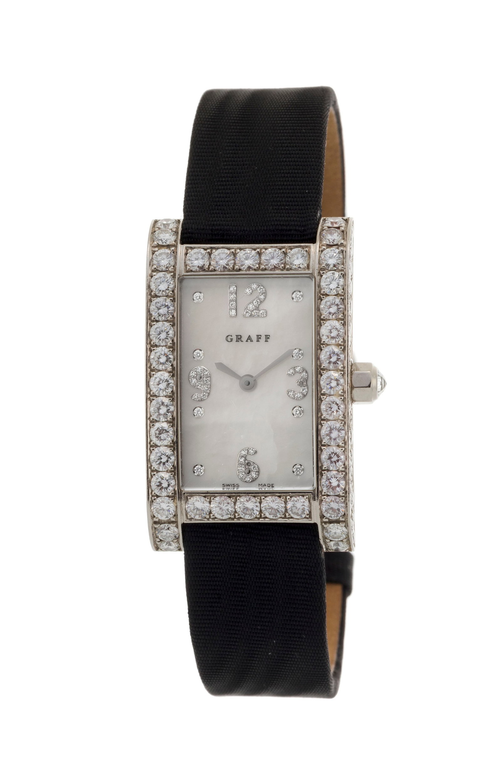 Graff, montre en or gris 750 ornée d'un cadran en nacre et serties de diamants Mouvement: cal: Graff, montre en or gris 750 ornée d'un cadran en nacre et serties de diamants Mouvement: cal. ETA 976.001, quartz, 6 rubis Boîtier: n°0014, larg. 21 mm Bracelet: tissu noir avec