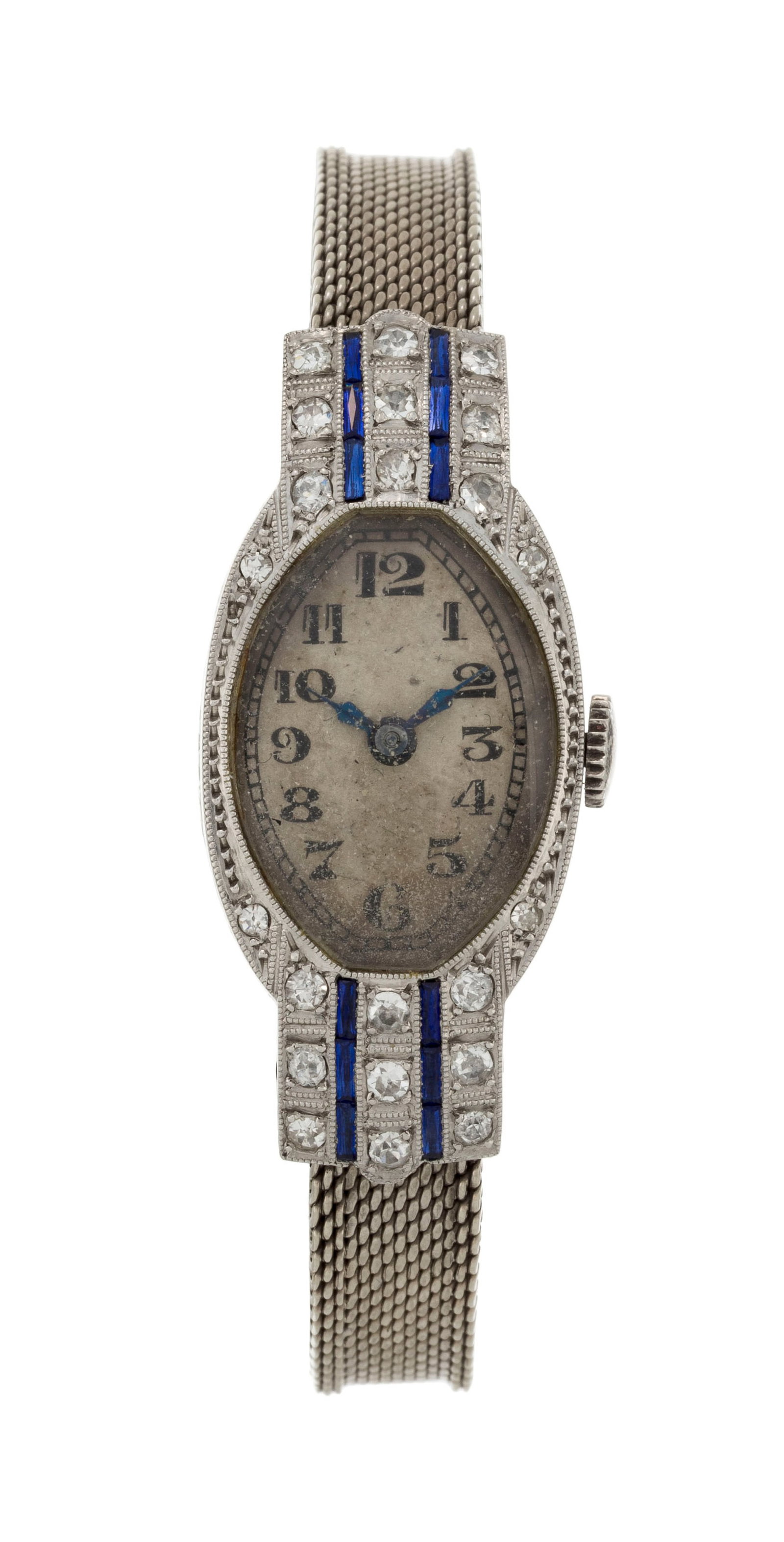 Montre-bracelet Art Déco en or gris 750 et platine sertie de diamants et de saphirs synthé: Montre-bracelet Art Déco en or gris 750 et platine sertie de diamants et de saphirs synthétiques Mouvement: mécanique Boîtier: larg. 15 mm Poids: 21g Condition Etat