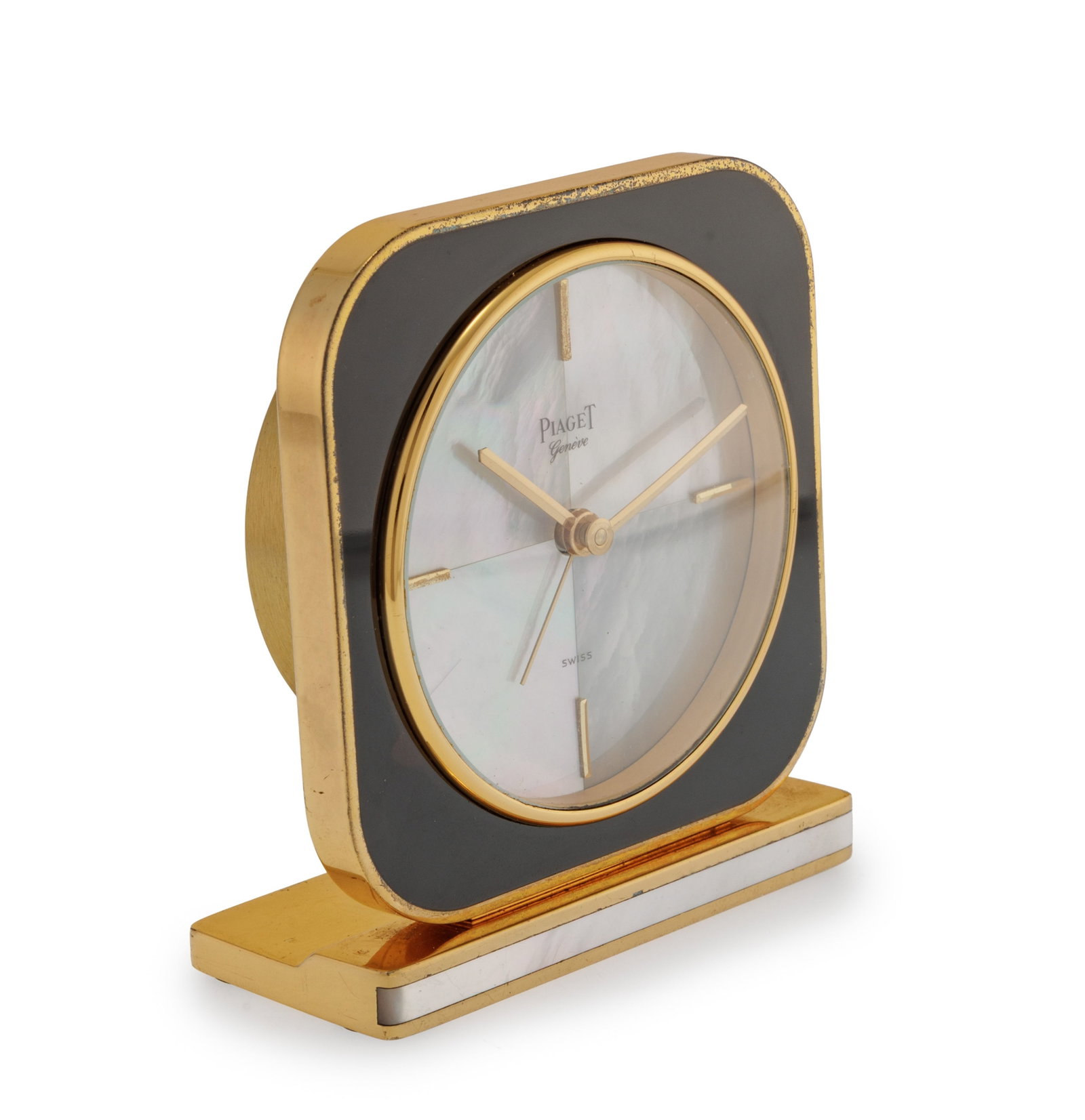 Piaget, pendulette réveil en métal doré ornée de nacre et de résine noire  - 2