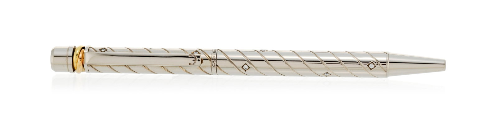 Cartier, stylo bille or gris 750 serti de diamants taille brillant, signé, numéroté 0: Cartier, stylo bille or gris 750 serti de diamants taille brillant, signé, numéroté 011, long. 10.7 cm, 32g, boîte, documents Condition Bon état de conservation géné