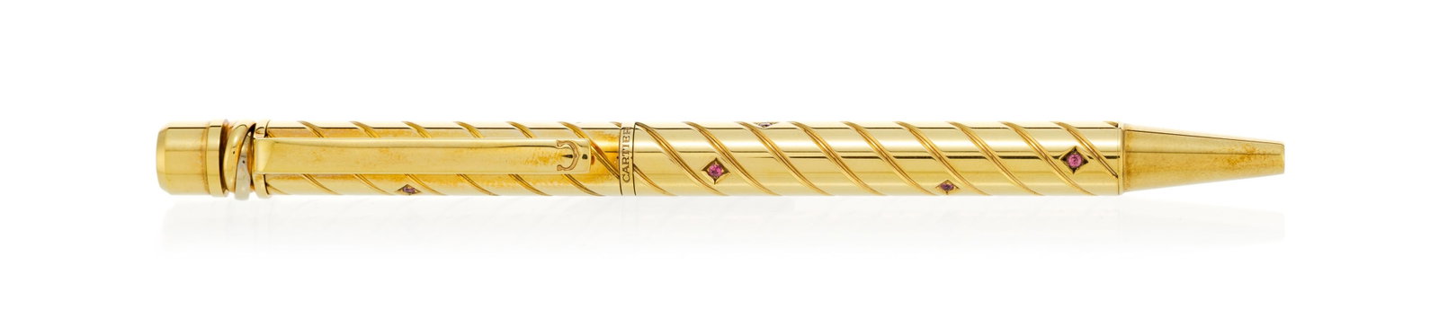 Cartier, stylo bille en or 750 serti de saphirs roses, signé, numéroté 009, long. 10.: Cartier, stylo bille en or 750 serti de saphirs roses, signé, numéroté 009, long. 10.7 cm, 31g, boîte, documents Condition Bon état de conservation général. Pré