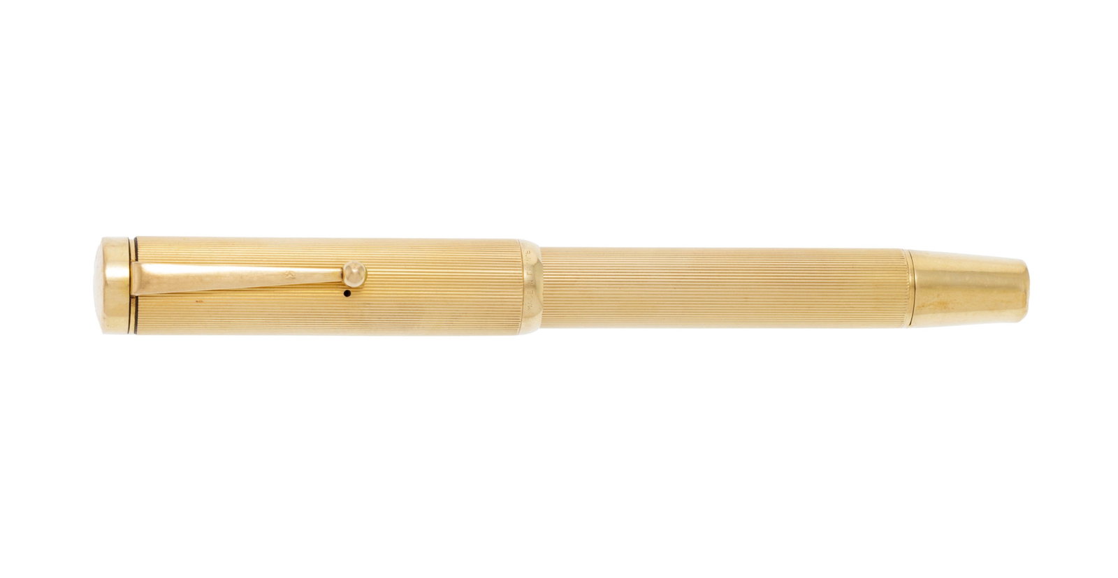 Cartier, stylo plume en or 750 strié, bec en or 750, signé, numéroté, long. 12 c: Cartier, stylo plume en or 750 strié, bec en or 750, signé, numéroté, long. 12 cm, 27g, boîte Condition Etat bon à moyen. Présence de rayures et de signes d'usure &#