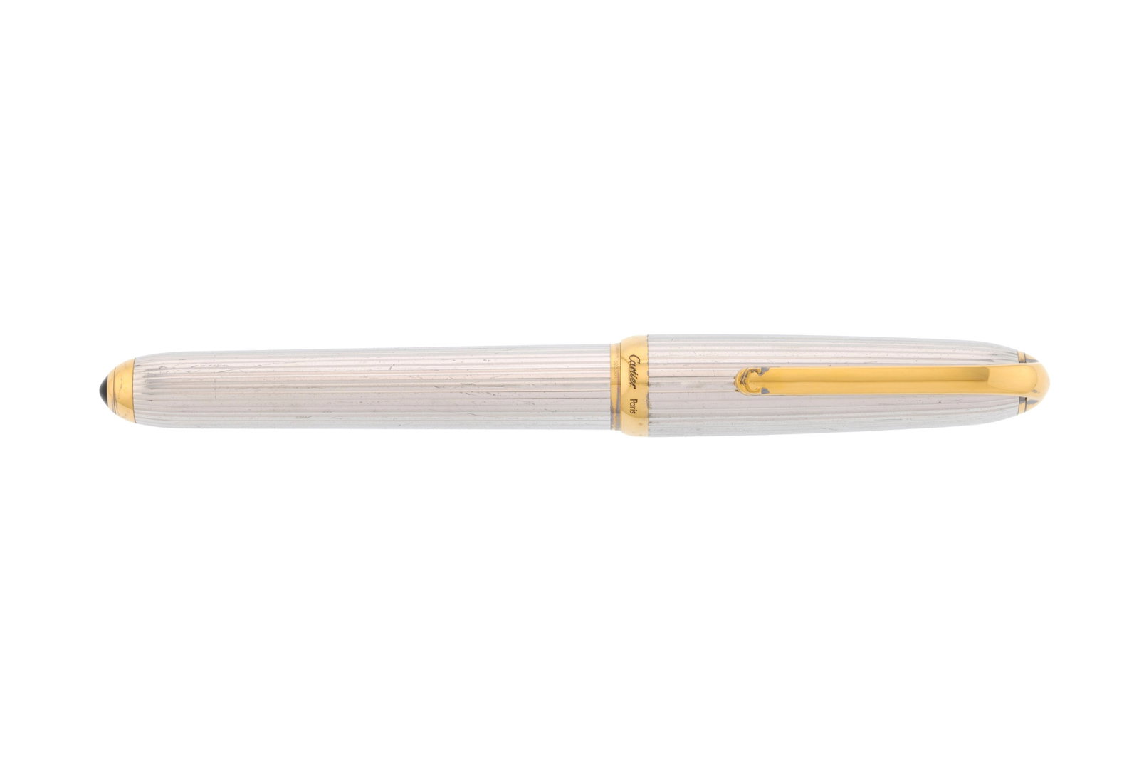 Cartier, un stylo plume en métal doré et argenté godronné orné d'un cabocho: Cartier, un stylo plume en métal doré et argenté godronné orné d'un cabochon de résine noire, bec en or 750, signé, numéroté 023301, long. 14 cm Condition 