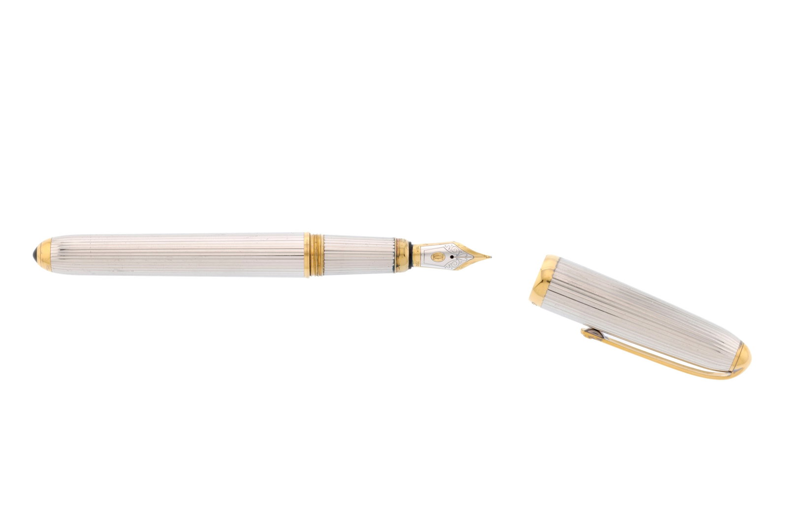 Cartier, un stylo plume en métal doré et argenté godronné orné d'un cabocho - 2