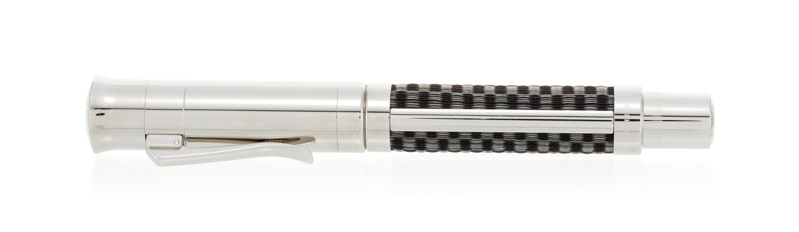 Graf von Faber-Castell, Pen of the Year 2009, stylo plume en métal argenté et crin de chev: Graf von Faber-Castell, Pen of the Year 2009, stylo plume en métal argenté et crin de cheval, bec en or 750, signé, long. 13.7 cm Condition Très bon état de conservation