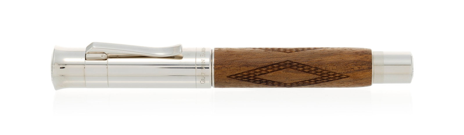 Graf von Faber-Castell, Pen of the Year 2010, stylo plume en métal argenté et bois de noye: Graf von Faber-Castell, Pen of the Year 2010, stylo plume en métal argenté et bois de noyer, bec en or 750, signé, long. 13.7 cm Condition Très bon état de conservation