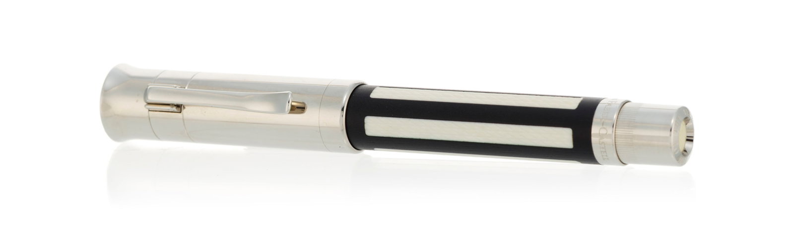 Graf von Faber-Castell, Pen of the Year 2006, stylo plume en métal argenté, ébèn: Graf von Faber-Castell, Pen of the Year 2006, stylo plume en métal argenté, ébène et ivoire de mammouth, bec en or 750, signé, long. 13.6 cm + Des restrictions d’exporta