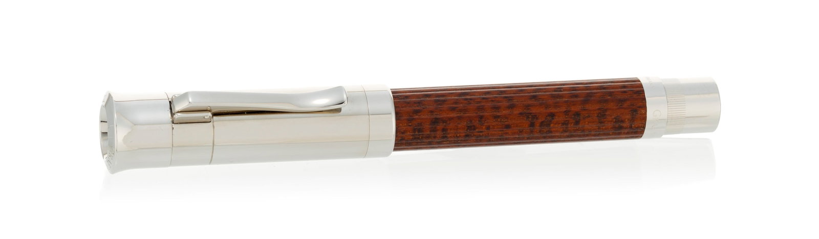 Graf von Faber-Castell, Pen of the Year 2003, stylo plume en métal argenté et bois d'amour: Graf von Faber-Castell, Pen of the Year 2003, stylo plume en métal argenté et bois d'amourette, bec en or 750, signé, long. 13.5 cm Condition Très bon état de conservation