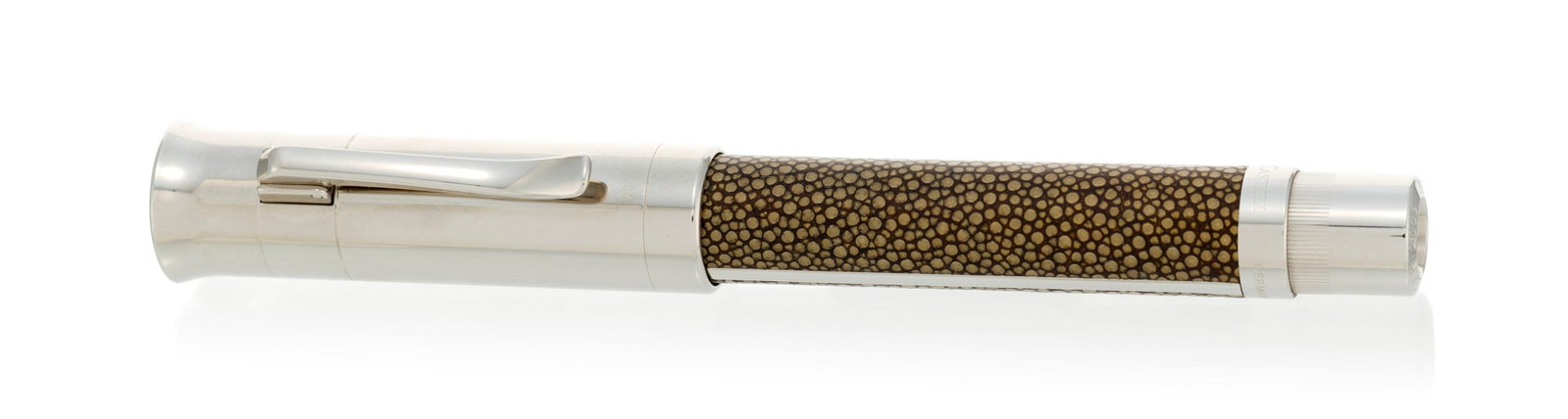 Graf von Faber-Castell, Pen of the Year 2005, stylo plume en métal argenté et galuchat, be: Graf von Faber-Castell, Pen of the Year 2005, stylo plume en métal argenté et galuchat, bec en or 750, signé, 13.5 cm Condition Très bon état de conservation