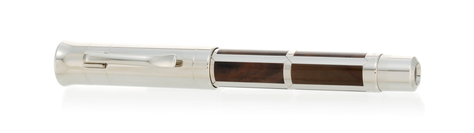 Graf von Faber-Castell, Pen of the Year 2007, stylo plume en métal argenté et bois pé: Graf von Faber-Castell, Pen of the Year 2007, stylo plume en métal argenté et bois pétrifié, bec en or 750, signé, long. 13.5 cm Condition Très bon état de